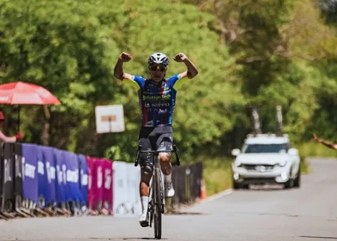  Chiricano Carlos Samudio se corona doble campeón Elite en los nacionales de ciclismo 2026 