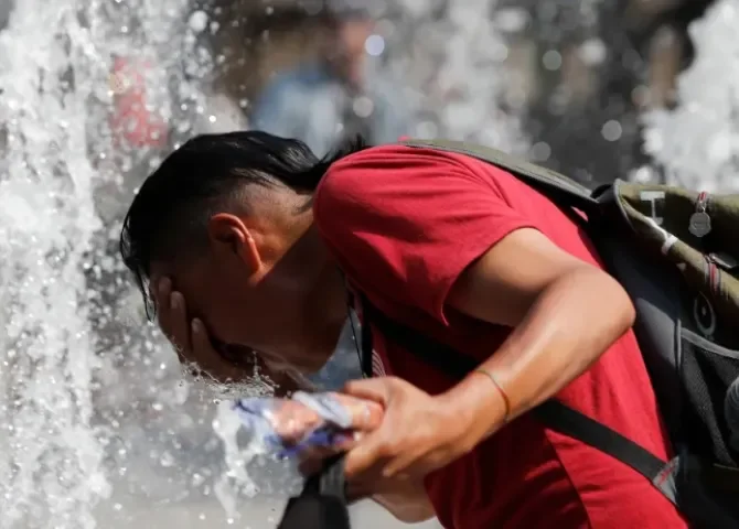  Un hombre se refresca en una fuente debido a las altas temperaturas este jueves en Ciudad de México (México). EFE/Mario Guzmán/ Archivo 