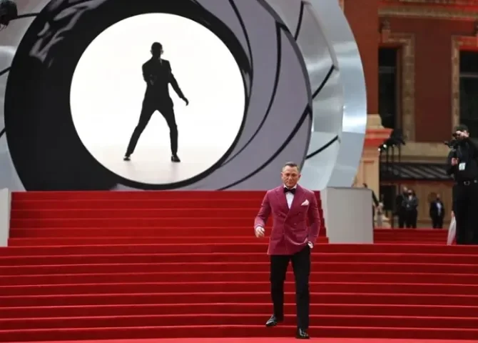   El actor británico Daniel Craig interpretando el papel de James Bond en una fotografía de archivo. EFE/ Neil Hall  