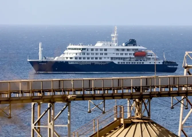  Imagen del crucero holandés MV Hondius, anclado frente a la costa de la ciudad de Praia, Cabo Verde. EFE/ Elton Monteiro 