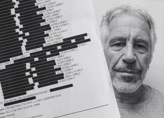  Fotografía de archivo de copias de algunas páginas de los archivos de Jeffrey Epstein, en Miami, Florida (EE.UU.). EFE/EPA/ Cristobal Herrera-Ulashkevich 