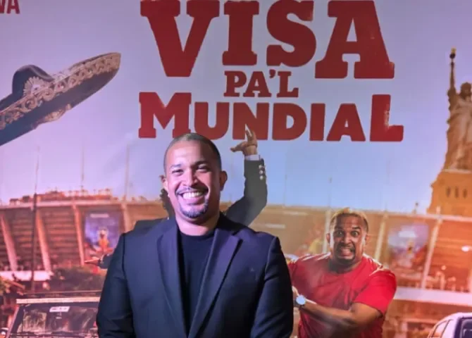  Joel Silva posa en la alfombra roja del filme "Visal Pal' Mundial".  Foto: @vivian_esther 