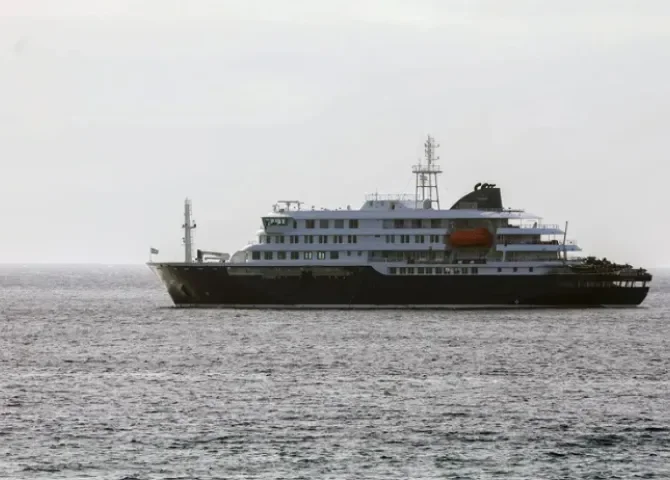  El crucero MV Hondius cuando estaba fondeado frente a la costa de Praia, en Cabo Verde. EFE/EPA/Elton Monteiro 