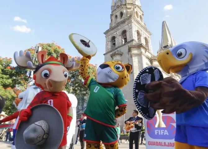  Las mascotas de la Copa Mundial de la FIFA 2026, Zayu (c), Clutch (d) y Mapple se presentan este miércoles, en el centro histórico de Guadalajara (México). EFE/ Francisco Guasco 