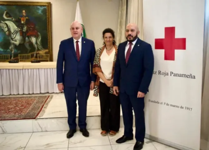 Carlos Guevara Mann, Itziar González Camacho, y Elías Solís. Foto: EFE. 