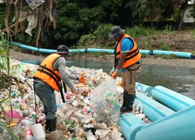  ¡Refuerzan lucha contra la contaminación! Instalan nuevo interceptor en el río Matías Hernández 