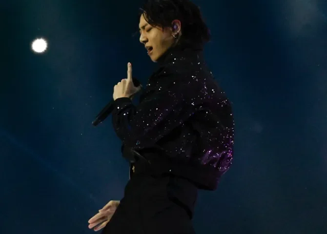  Imagen de archivo del artista surcoreano Jung Kook presentando la canción Dreamers en la inauguración del Mundial de Fútbol Qatar 2022, en el estadio Al Bait en Al Khor (Catar). 