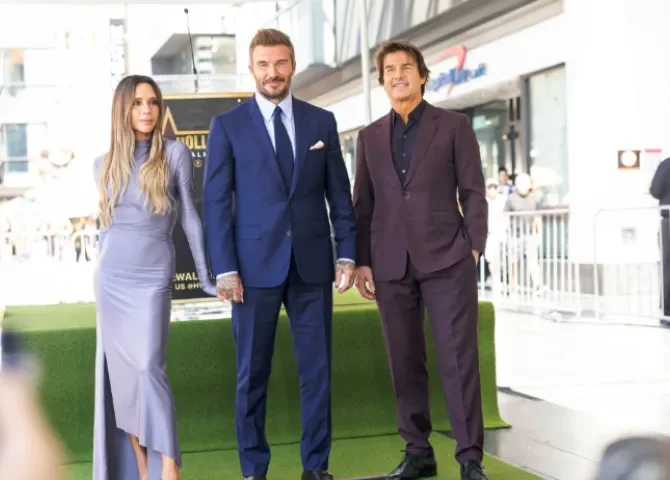   El exfutbolista británico David Beckham (c) fue captado, este 12 de junio, al posar junto a su esposa, la cantante Victoria Beckham (I), y el actor estadounidense Tom Cruise (2), durante una ceremonia en la que fue distinguido con una estrella en el Paseo de la Fama de Hollywood, en Los Ángeles (CA, EE.UU.). EFE/Ted Soqui  