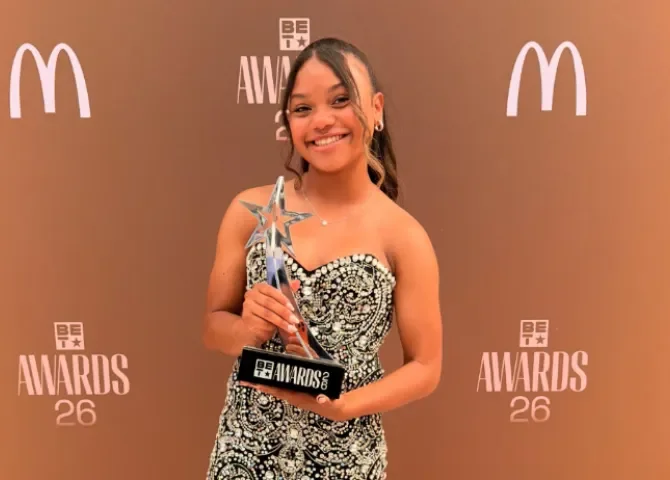  Jazzy Guerra celebra premio en los BET y dedica mensaje a los niños 