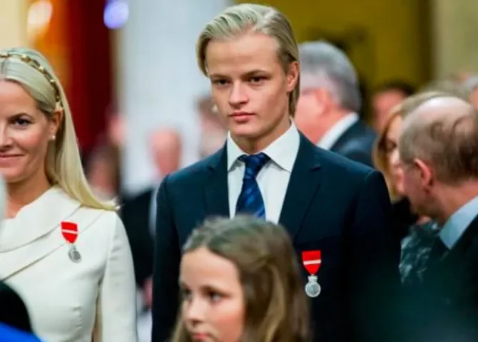   Fotogafía de archivo de Marius Borg Høiby junto a su madre, la princesa Mette-Marit de Noruega. EFE/EPA/VEGARD WIVESTAD GROTT NORWAY OUT[NORWAY OUT]  