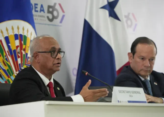   El secretario general de la Organización de los Estados Americanos (OEA), Albert R. Ramdin (i) junto al canciller de Panamá, Javier Martínez Acha. Foto: EFE.  