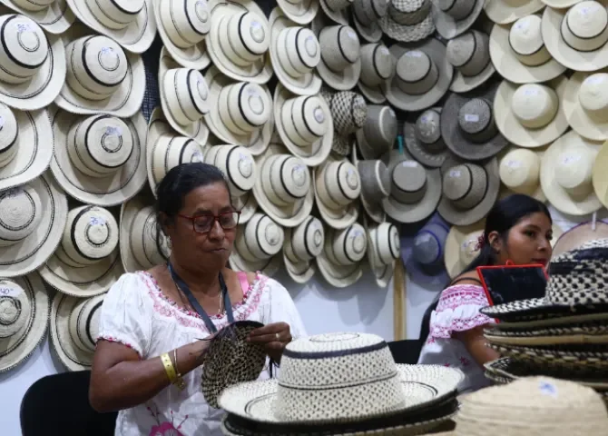   Una mujer teje durante la Feria Nacional de Artesanías de Panamá este miércoles, en Ciudad de Panamá (Panamá). EFE/ Carlos Lemos  