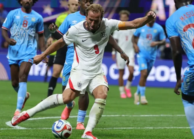  El inglés Harry Kane marca el gol que pone a su equipo en ventaja (2-1) durante el partido de dieciseisavos de final de la Copa Mundial de la FIFA 2026 entre Inglaterra y la República Democrática del Congo, en Atlanta (EE. UU.), el 1 de julio de 2026. EFE/EPA/CRISTOBAL HERRERA-ULASHKEVICH 