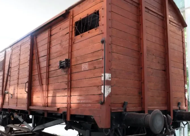  Fotografía que muestra un vagón alemán de la época nazi en el centro de la nueva exhibición en el Museo de la Libertad y los Derecho Humanos de Panamá, como un símbolo del dolor que causó el Holocausto en la historia de la humanidad este martes, en Ciudad de Panamá (Panamá). EFE/ Carlos Lemos 