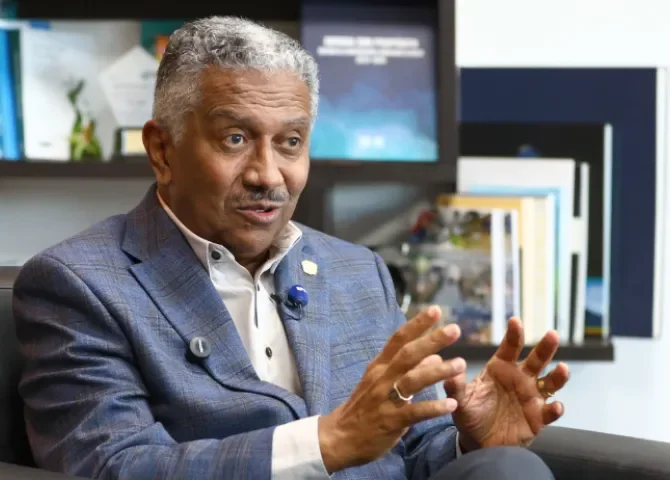  El titular de la Secretaría Nacional de Ciencia, Tecnología e Innovación (Senacyt), Eduardo Ortega Barría, habla en una entrevista con EFE este martes, en Ciudad de Panamá (Panamá). Panamá prepara una ley de gobernanza adaptativa de la inteligencia artificial (IA) que traiga la innovación sin olvidar la ética, al tiempo que continúa impulsando el sector de los semiconductores y prepara su incursión en otros campos de las tecnologías avanzadas, como la bioeconomía. EFE/ Carlos Lemos 