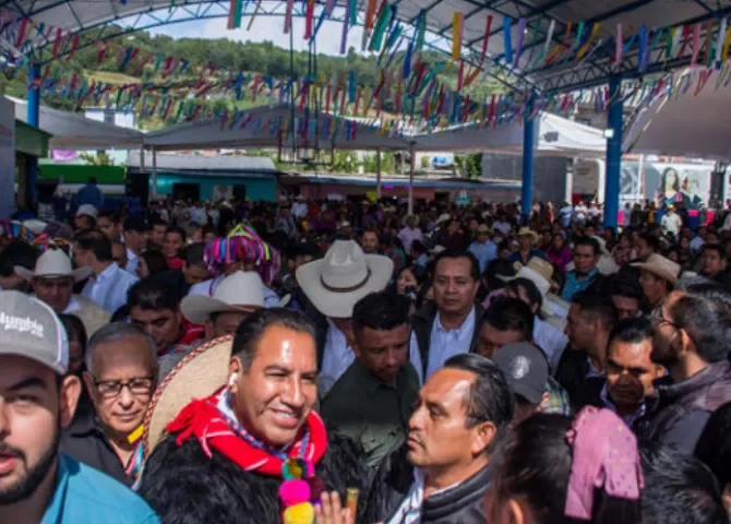   El gobernador de Chiapas, Eduardo Ramírez (c-i), abandona un acto protocolario debido a un sismo de 7.4, registrado este viernes en el municipio de Chenalhó en Chiapas (México).  Foto: EFE.  