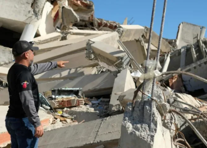  Francisco Bastardo padre de Fabio, el niño atrapado bajo las ruinas del edificio Tahiti, reacciona este martes en La Guaira (Venezuela). Foto: EFE. 