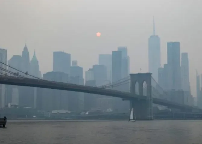  El humo de los incendios forestales de Canadá se observa entre el horizonte de Manhattan y el Puente de Brooklyn. Foto: EFE. 