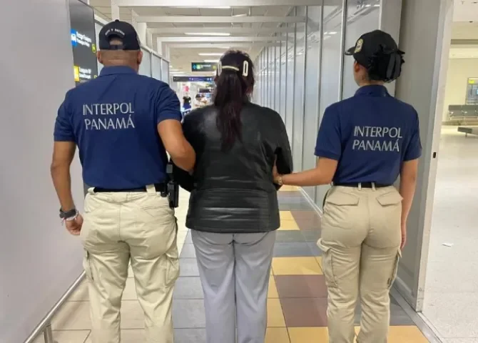   La aprehendida mantenía una Notificación Roja de INTERPOL, emitida a solicitud de la oficina de Vilna, Lituania, con fines de localización, detención y posterior extradición. Foto: Policía Nacional.   