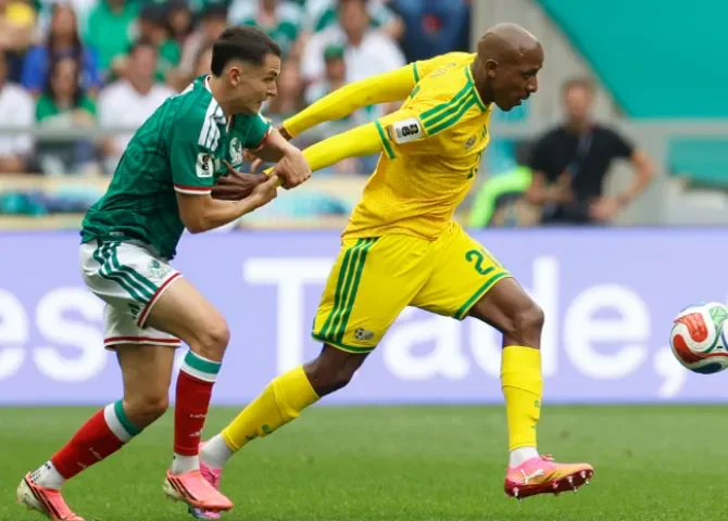  El jugador sudafricano Jayden Adams (d) avanza con el balón este jueves, durante un partido del grupo A del Mundial de la FIFA 2026 entre México y Sudáfrica en el estadio Ciudad de México (México). EFE/ Sashenka Gutiérrez 