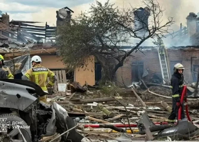   Ataque ruso con misiles llevado a cabo a plena luz del día este viernes contra la región de Kiev. Foto ilustrativa EFE.   