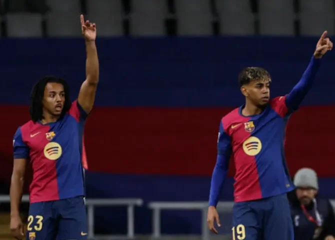  Lamine Yamal y Jules Koundé, en una foto de archivo con el Barcelona. Foto: EFE. 