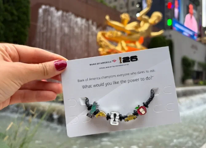   Fotografía que muestra una pulsera en Nueva York (Estados Unidos). EFE/ Estefanía Medina Manzano  