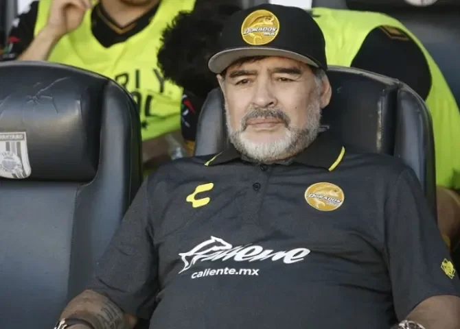   Fotografía de archivo del fallecido exfutbolista argentino Diego Armando Maradona. EFE/ Enrique Contla  