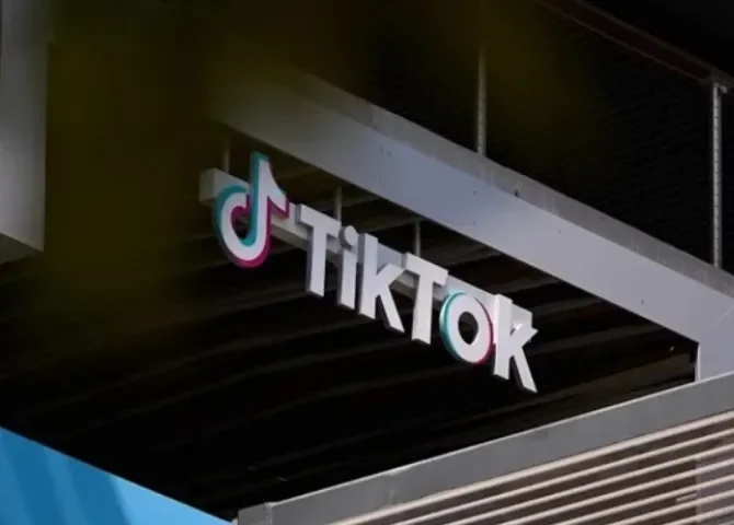   Fotografía de archivo de un letrero con el logo de TikTok en la sede de la compañía, en Los Ángeles, California (EE.UU.). EFE/EPA/ Allison Dinner  