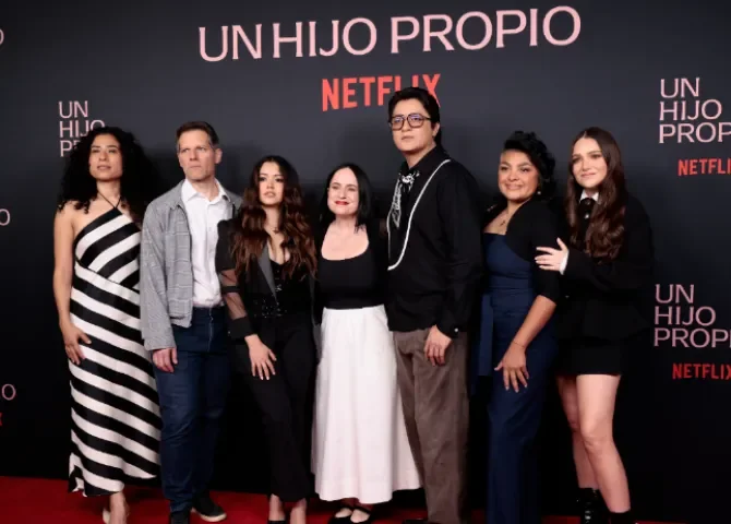  La directora Maite Alberdi (c) posa junto a los actores Mayra Batalla (i), Ana Celeste Montalvo (3-i), Armando Espitia (3-d), Luisa Guzmán (d) y los productores Sandra Godínez (2-d) y Maximiliano Sanguine (2-i) durante la alfombra roja de la película 'Un hijo propio' este miércoles, en Ciudad de México (México). EFE/José Méndez 