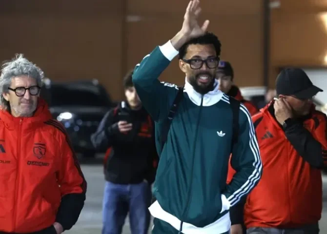   El portero titular de la selección de Cabo Verde, Josimar José Évora Dias 'Vozinha' saluda a su llegada este domingo, en el aeropuerto Arturo Merino Benítez en Santiago (Chile). EFE/ Elvis González  
