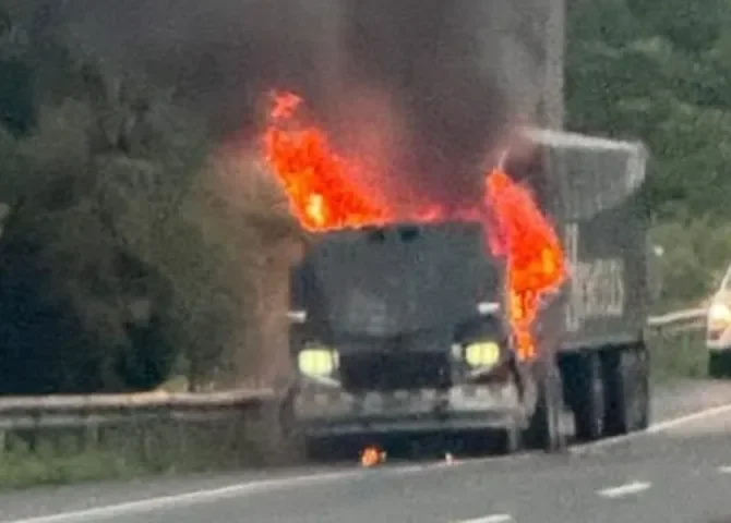  Camión con carga de granos queda destruido tras incendio en Colón 