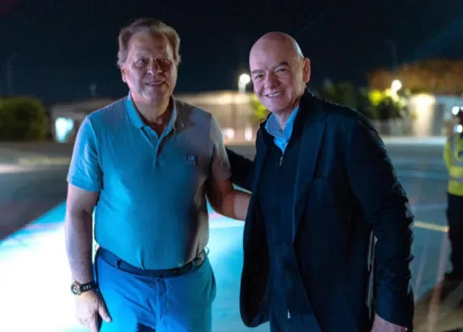  Presidente de la FIFA, Gianni Infantino (d), posando junto al presidente de la Federación Colombiana de Fútbol (FCF), Ramón Jesurún. Foto: EFE. 