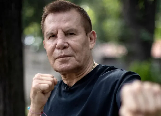  El exboxeador mexicano Julio César Chávez, posa durante una entrevista con EFE este sábado, en Ciudad de México (México). EFE/ Isaac Esquivel 