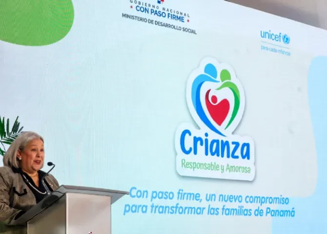  La ministra Beatriz Carles de Arango señaló que fortalecer a las familias para que los niños crezcan rodeados de amor es una de las prioridades de la acción social. Foto: Cortesía.   