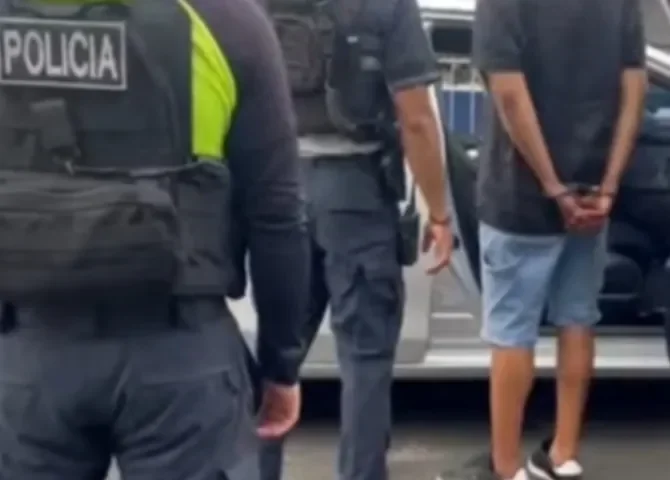   Policía aprehende a tres personas con arma, presunta droga y radios en Colón  