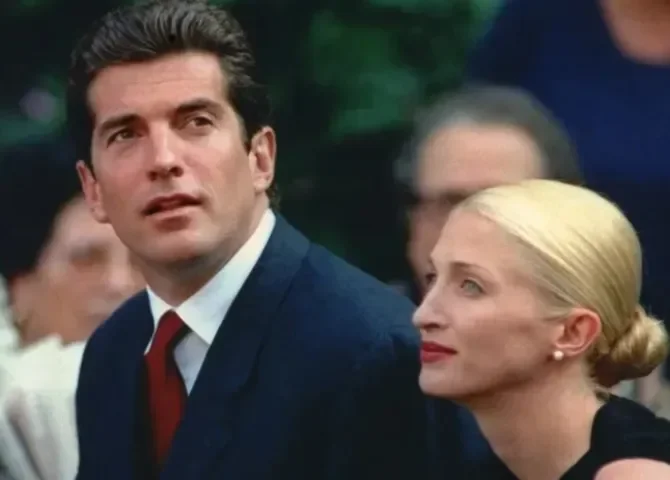  John F. Kennedy Jr y su esposa, Carolyn Bessette-Kennedy en Bracciano, Italia, en 1998. EFE/Filippo Monteforte 