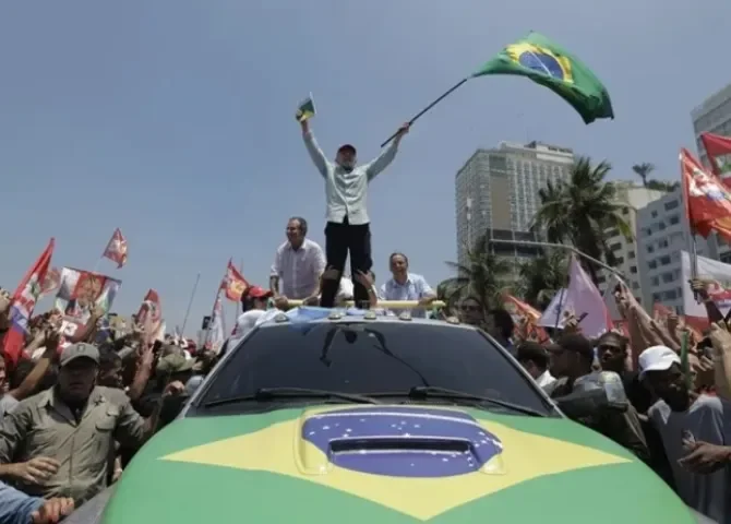  Fotografía de archivo del mandatario brasileño, Luiz Inácio Lula da Silva (c), sosteniendo una bandera durante un mitin de campaña, en Rio de Janeiro (Brasil). EFE/ Antonio Lacerda 