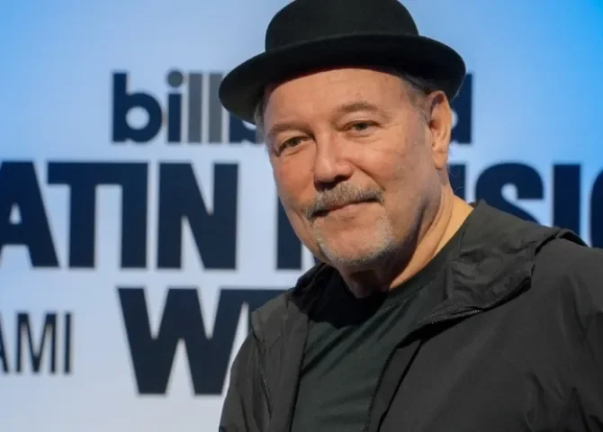  ubén Blades posa en una entrevista con la directora de Contenido Latino y en Español de Billboard, Leila Cobo, durante el tercer día de la Semana Billboard de la Música Latina este miércoles, en el Teatro del Faena Forum en Miami Beach (Estados Unidos). EFE/Alberto Boal 