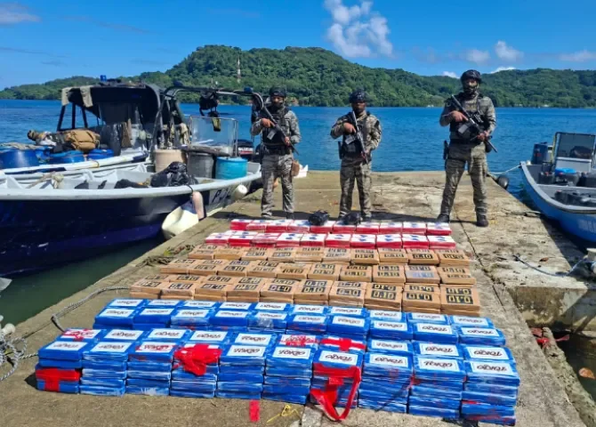  Operativo en Costa Arriba de Colón termina con el decomiso de 698 paquetes de presunta droga 